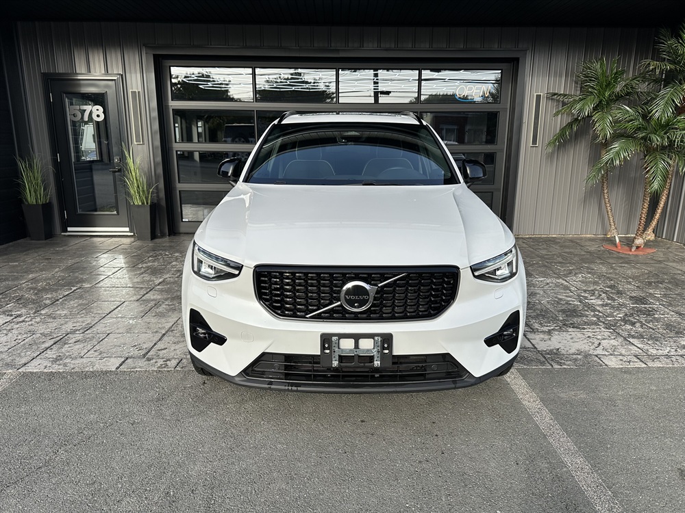 Image 2 - 2023 Volvo XC40 Plus Dark