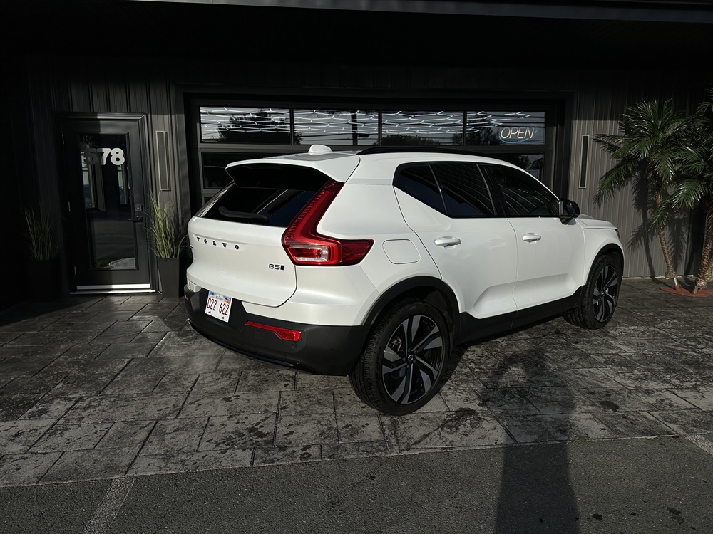 Image 3 - 2023 Volvo XC40 Plus Dark