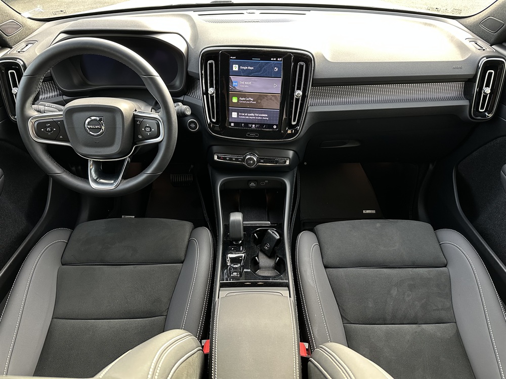 Image 4 - 2023 Volvo XC40 Plus Dark